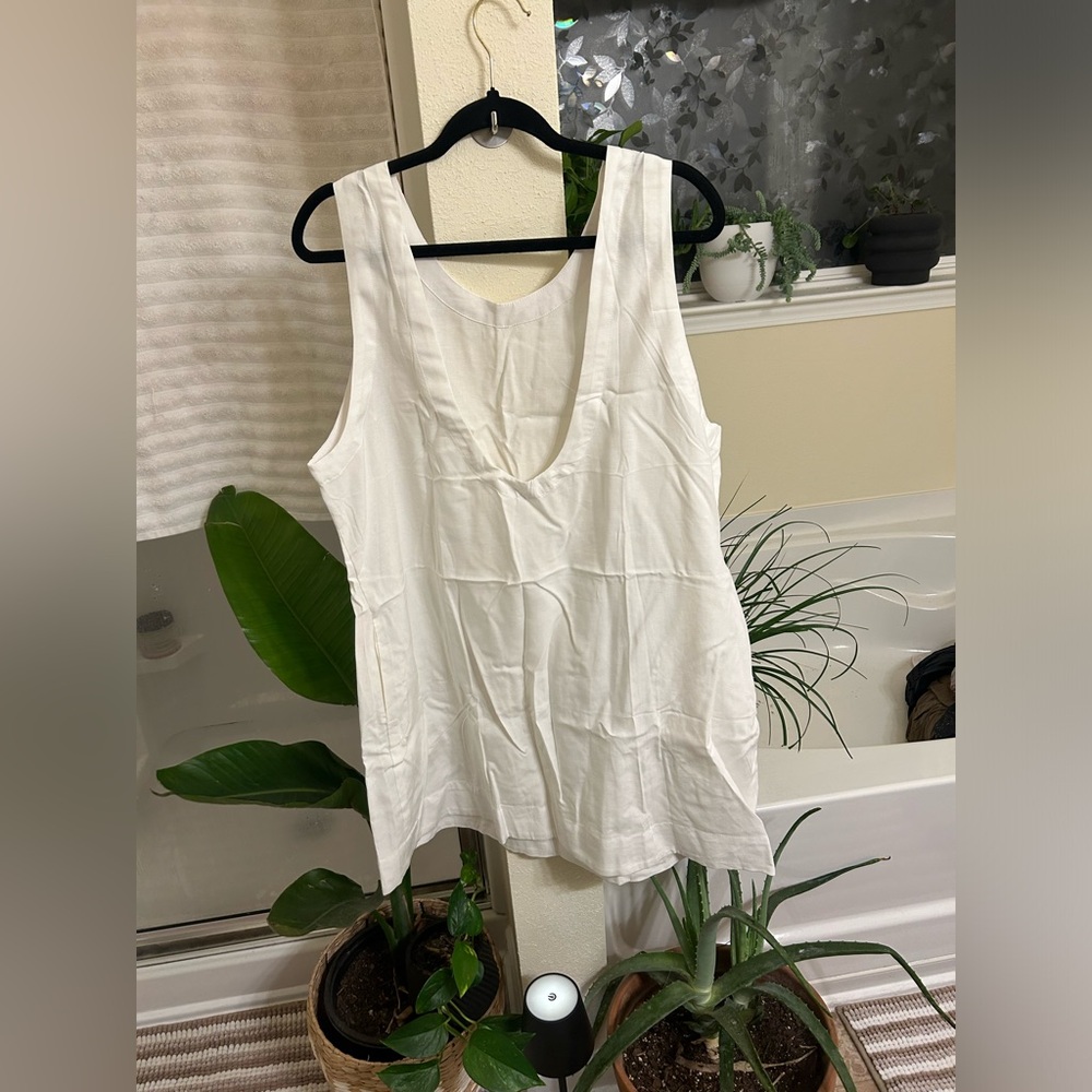 Elegant White Sleeveless Dress